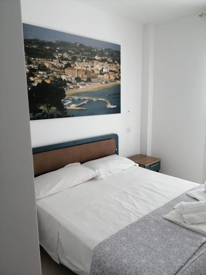 Hotel Tirreno Formia Esterno foto